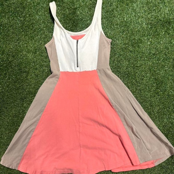 Express Color-Block‎ Skater Dress - Picture 2 of 5